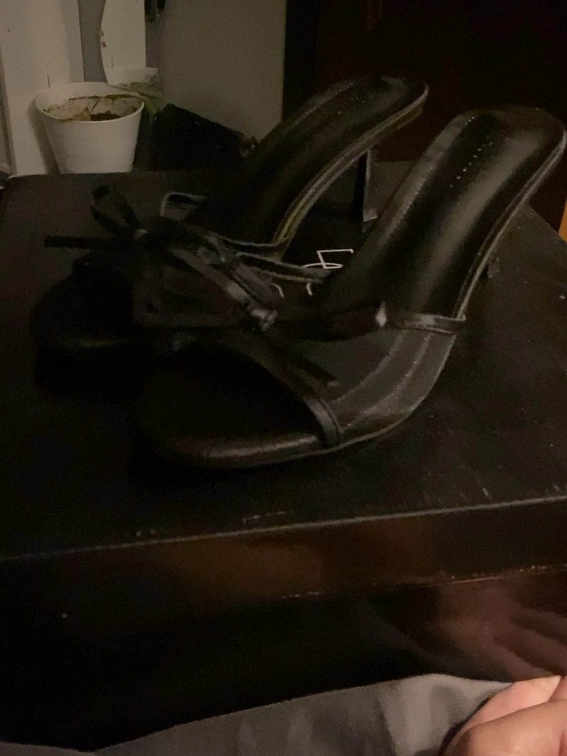 Svarta satin-pumps med rosett