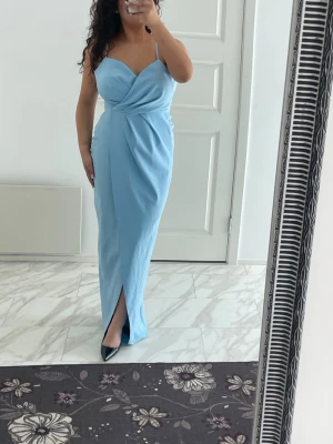 Balklänning  - Aldrig använd. Har sytt om den på sidorna så storleken kan vara större än 36/38 men det går att sy om! På klänningen står det storlek 36 men den är med som 38 nu.