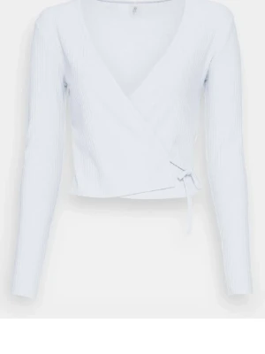 Ljusblå omlottopp med knytband - Trendig ljusblå omlottopp med långa ärmar och ribbad struktur. Toppen har en djup V-ringning och knyts i sidan för en snygg passform. Perfekt att matcha med höga jeans för en cool och avslappnad look.