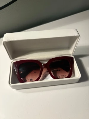 Chimi solglasögon  - Ett par chimis i vinröd färg modellen 08. Knappt använda.