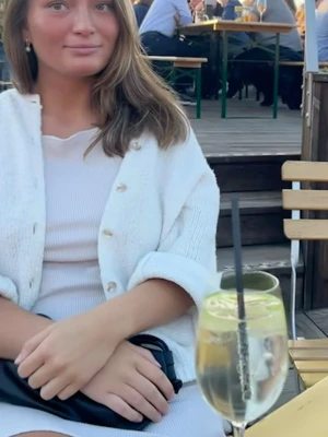 Vit kofta med pärlemorknappar - Superfin vit kofta med pärlemorknappar och ribbstickade detaljer. Koftan har en avslappnad passform och är perfekt att slänga över en klänning eller topp. Man kan ha uppvikta armar och armarna ner. Den är rätt nopprig därför kostar den så lite.