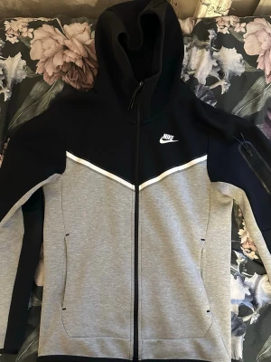 Tech fleece - Säljer denna eftersom den är för liten. Storleken är Xs och är välskött och bra använd. Mycket bra skick. Nypris är 1300kr
