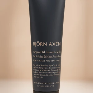 Argan Oil Smooth Milk från Björn Axén - HELT NY OCH OANVÄND. En stylingprodukt med arganolja från Björn Axén som motverkar friss och skyddar mot värme. Passar normalt och fint hår. Vegansk och dermatologiskt testad. Säljer pga att kag råkade beställa 2 st. Skriv vid frågor!🥰