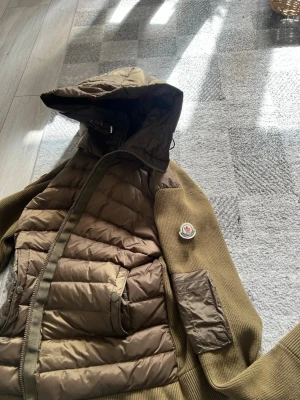 Moncler cardigan  - Grön moncler cardigan, sitter som L/XL. Jag är 194cm 88kg o den sitter helt okej på mig.