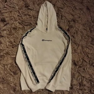 Vit Champion Hoodie - Vit Champion Hoodie i storlek s/m