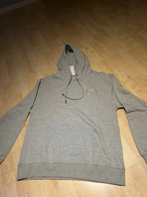 CD 💿 Hoodie - Helt ny med lappen kvar möts upp i Stockholm hör av dig vid intresse