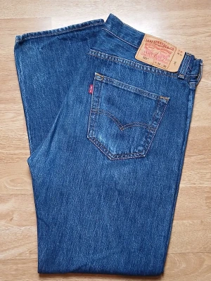 Levi's 501 Jeans | 100% Authentisk | perfektskick | Elastan | EU42 : W34 L30 | ESP09 - 501 tidlös rak passform Hållbar kvalitet på denim , strong quality denim , last long  Ett mångsidigt jeans som passar alla stilar           W34 L30| EU 42 Elastan  💯 % AUTENTISK PERFEKT SKICK.   Waist : 44 cms.   Length: 104 cms  hips : 53 cms inner leg to bottom leg : 70 cms.    Botton up to inner leg : 30 cms   📦 24 hrs 
