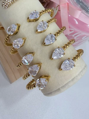 Justerbar armband - Armbandet är tillverkat av rostfritt stål och pläterat med 18k guld , vattentåligt och allergivänligt. 150kr styck 