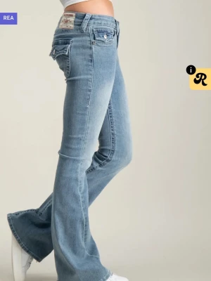 Ljusblå bootcut jeans från True Religion - Jag har sytt jeansen kortare så dem passar mig som är 164 cm lång. Det är storlek 25. Joey Low Rise Flare, ljusblå jeans. 