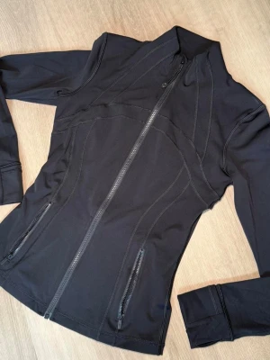 Lululemon define jacket svart - Säljer min supersnygga lululemon define jacket i storlek S. Den har en tajt passform och har blivit använd ett fåtal gånger. 