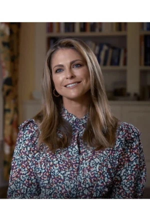 Blommig volangklänning från By Malina - Supersöt blommig klänning från By Malina med volanger, hög krage och spetsdetaljer. Klänningen har korta ärmar och ett färgstarkt mönster i blått, rosa och vitt. Perfekt för dig som gillar romantisk och lekfull stil.