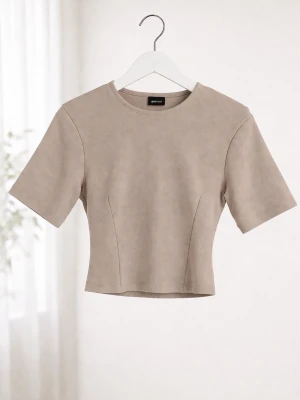 Beige croppad topp från Gina Tricot - Snygg beige croppad topp från Gina Tricot med korta ärmar och rund halsringning. Toppen har en figurnära passform och är tillverkad i ett mjukt material som känns skönt mot huden. Perfekt att styla med jeans eller kjol.