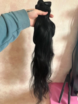 70cm clips löshår ÄKTA - Nyskick, använt en gång men var för långt för mig. Det är ett helt set och väger ca 113-120g ( har ej våg ) kvitto finns. 🌸