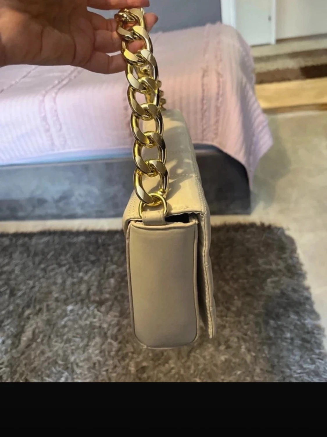 Beige quiltad handväska med kedja - 1