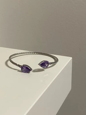 Caroline Svedbom liknande armband  - Jättefint armband i rostfritt stål likt Caroline Svedbom. Fick två och därav säljer jag en. Armbandet är lite justerbart