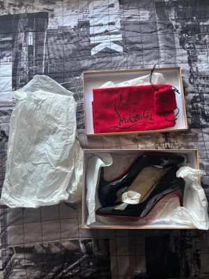 Christian Louboutin Pigalle Follies 85 – svarta lackpumps (stl 38) - Skorna är i mycket fint skick och sparsamt använda. Klassisk spetsig tå och ikonisk röd sula som ger en sofistikerad look – perfekta både till fest och mer uppklädda vardagar.