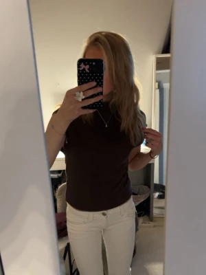 Brun topp - As snygg brun topp med korta ärmar! Endast testad, säljer då jag inte trivs i den och då inte får använding av den!💗 