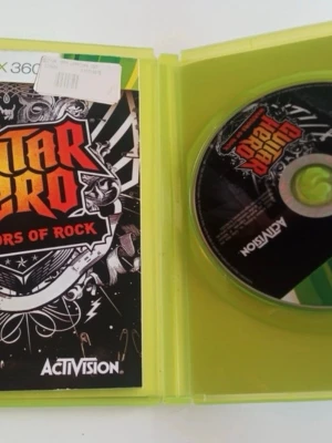 Guitar Hero Warriors of Rock Xbox 360 - Grymt musikspel till Xbox 360 – Guitar Hero Warriors of Rock från Activision. Omslaget är svart med coola rockgrafiska detaljer och spelets logga i rött och gult. Perfekt för dig som gillar rock och vill utmana polarna på gitarr!