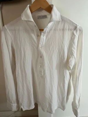 Vit långärmad piké från Gran Sasso - Klassisk vit långärmad piké från Gran Sasso, i fint skick i stl 46  Vit/begie! Finns ett litet hål på magen inget som märks vid användning (kolla sista bilden)