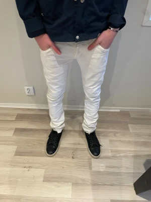 Dondup jeasn  - Dondup jeans  George! Trendigaste jeansen på marknaden. Sick 9,5/10. Ny pris 4000 kr men säljs för 750 skriv vid intresse!