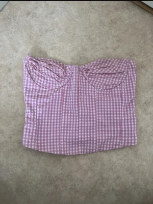 Rutig rosa korsettopp från Zara - Supersöt korsettopp från Zara i rosa och vitt rutigt mönster. Endast använd någon gång!💕💕Passar S och XS!