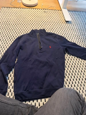 Ralph lauren zip  - En Ralph lauren sip med bra kvalitete inga defekter på tröjan, hör av er vid frågor 