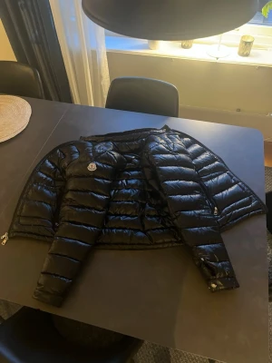  Moncler Dunjacka - En sjukt snygg jacka från moncler nu till våren! Sälj riktigt billigt då det är en liten skavank på den, se sista bilden! Hör av er vid funderingar🔥