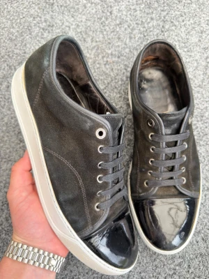 Lanvin uk9 svart - Säljer dessa sjukt snygga svarta lanvins. Perfekta sommarskor! Nypris 5000kr mitt pris 1850 kan gå ner i pris vid snabb affär! Size uk9 som motsvarar 44! Skick 8,5/10 fina men lite slitna i hälarna . Orginal dustbag ingår. Hör av dig om du har någon fråga eller fundering 💯 