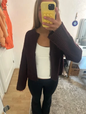 Stickad tröja - Vinröd stickad från gina, har sytt fast en liten krok så att man kan knäppa om man vill, väldigt lite använd