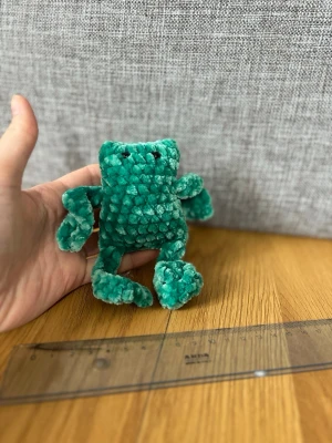 Virkad emotional support groda - Virkad groda i fluffigt garn, Polyesterfyllning och Plastögon. Går även att få som nyckelring! 🧶🐸
