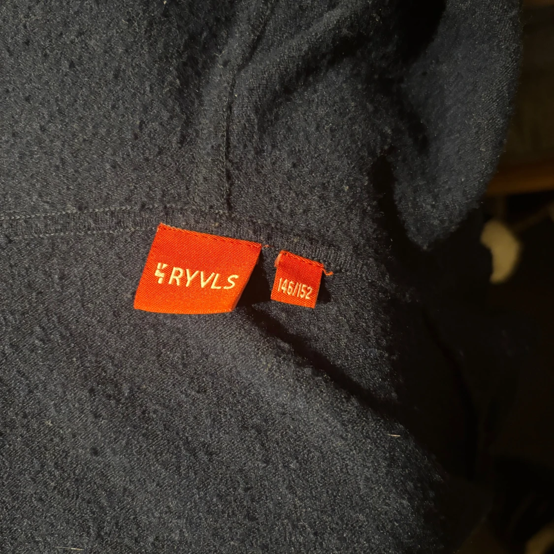 Mörkblå kashmir hoodie från RYVLS med dragkedja - 2