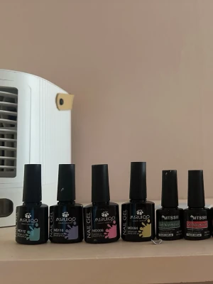 Nagellack gel i flera färger - Säljer ett set med gel nagellack från MSRUIOO och MTSSII i olika färger som blå, lila, rosa, gul och glitternyanser. Flaskorna har svart design och är perfekta för dig som gillar att fixa naglarna hemma med proffsigt resultat.