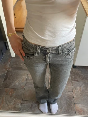 Grå low waist jeans bootcut - Lågmidjade jeans från Gina young, bra skick, storlek 164 (barn)   