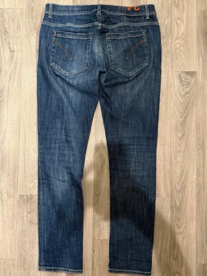 Dondup George Blå Jeans W34 Slim Fit - Dondup George blå jeans i clean tvätt, slim fit modell som sitter bra och funkar till allt, storlek W34, midja 44 cm, ytterbenslängd 105 cm, benöppning 17 cm, modellen är 185cm & väger 65kg, i fint skick.