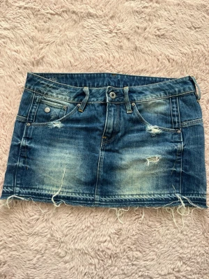 Jättefin jeanskjol! - super snygg jeanskjol från g-star som tyvärr är för stor för mig. I fint skick och har inga tecken på användning 💖😇