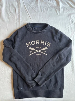 Morris tröja mörkblå - Skön unik morris tröja i mycket bra skick.        Mått: Längd 61cm, bredd 46cm.                        Skriv vid funderingar!
