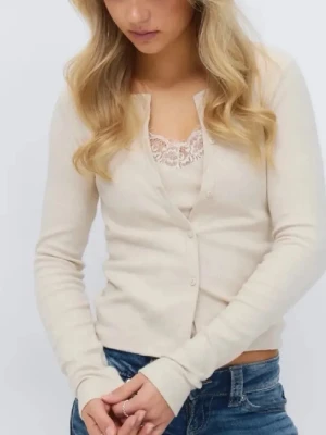 Beige spets topp från gina - Snygg beige kofta med rund halsringning och knäppning framtill. Jag har använt den en gång och ser helt ny ut.