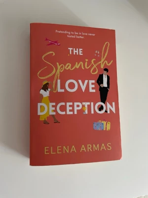 The Spanish Love Deception - En romantisk feelgood-roman av Elena Armas med mjukpappad framsida. 
