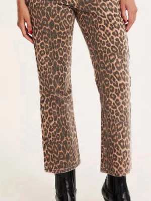 Leopardmönstrade raka jeans - Snygga jeans med leopardmönster i beige och brunt. Modellen har raka ben och klassisk femficksdesign. Perfekta för dig som vill sticka ut och addera lite edge till din outfit. Tillverkade i ett kraftigare denimtyg. Nypris 599kr