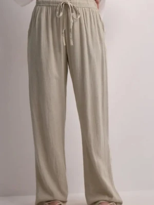 Beiga linnebyxor från nelly - Jag säljer ett par snygga beiga linnebyxor från Nelly i storlek 152. Byxorna är pösiga, har rak passform, medelhög midja och elastisk midja med snörning. De är i mycket bra skick. OBS. Det står på lappen att de är i storlek 32, men jag har sytt upp de så att de passar mig som är 152 cm och vanligtvis har storlek 152 i byxor! Nypris runt 300 kr. Det är bara att skriva om ni är osäkra på längden. 💓