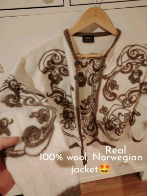 Wool jacket😍🇧🇻  - Ihana aito Norjalainen villatakki 🤩🐑  Virheetön kaunis kunto. Enää hyvin mieto(lähes olematon) villan haju jäljellä👋🏻 Värinä luonnonvalkoinen pohja kauniilla khaki värisillä koristeluilla🤍 Koristelut livenä vihertävämmät. Ihanat klipsit myös edessä🫶🏻  Ostettu siis Norjasta🇧🇻 Irene Haugland Zahlin suunnittelema❣️   On lämmittävä ja ihana nyt keväällä sekä talvet ja syksyt🤗❤️ Nopea postitus☀️ Pistä ihmeessä tili seurantaan, jos vastaavat tuotteet kiinnostavat💕