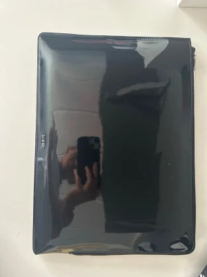 Datorfodral från Holdit - Svart glansigt datorfodral från Holdit. Säljer för att jag fick fel beställning, så därefter helt nytt!