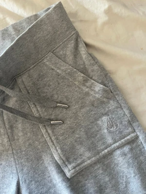 Gråa juicy byxor  - Säljer mina gråa juicy byxor då ja inte använder dom längre, använt en del men e i bra skick, passar xs o s 