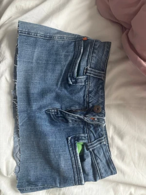 Mini jeans kjol - Mini jeans kjol från vinted, snygga, sitter bra och har fin form. blå färgad och lite 2000s style. Säljer för att jag tog en för liten storlek. 