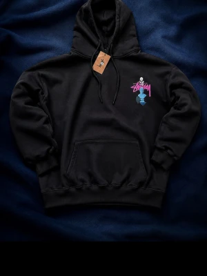 Stüssy Hoodie Black Graphic - Svart Stüssy hoodie med stort graphic print på ryggen och logo fram. Clean streetwear piece med snygga detaljer och oversized känsla.  • Storlek: S • Färg: Svart • Skick: Bra skick • Print fram och bak • Populär streetwear hoodie • Mjuk och bekväm