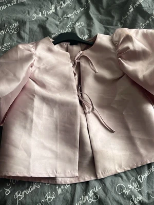 Blus - En rosa blus från Gina tricot i fint skick💘