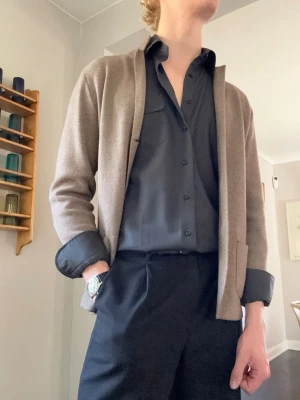 Falconeri - kavaj/kofta  - Falconeri stickad overshirt/kavaj i 100% ull. Mjuk och exklusiv kvalitet i brun ton med avslappnad passform. Väldigt bra skick och sparsamt använd. 