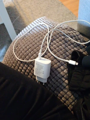 Vit USB-C till Lightning laddare - Säljer en vit laddare med USB-C till Lightning-kabel från cph. Perfekt för att ladda iPhone eller iPad snabbt och smidigt. Sladden är flexibel och kontakterna är robusta. Passar till de flesta Apple-enheter med Lightning-port.