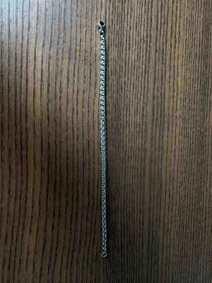 Stainless steel kedjearmband 19 cm  - Stilrent kedjearmband i silverfärg med klassisk länkdesign. Perfekt accessoar för en clean och modern look. Armbandet har ett enkelt lås och passar till de flesta handledsstorlekar. Snygg detalj som lyfter din outfit.