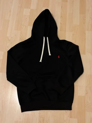 Svart hoodie från Ralph Lauren - Svart hoodie från Polo Ralph Lauren aldrig använd och är i nytt sick 